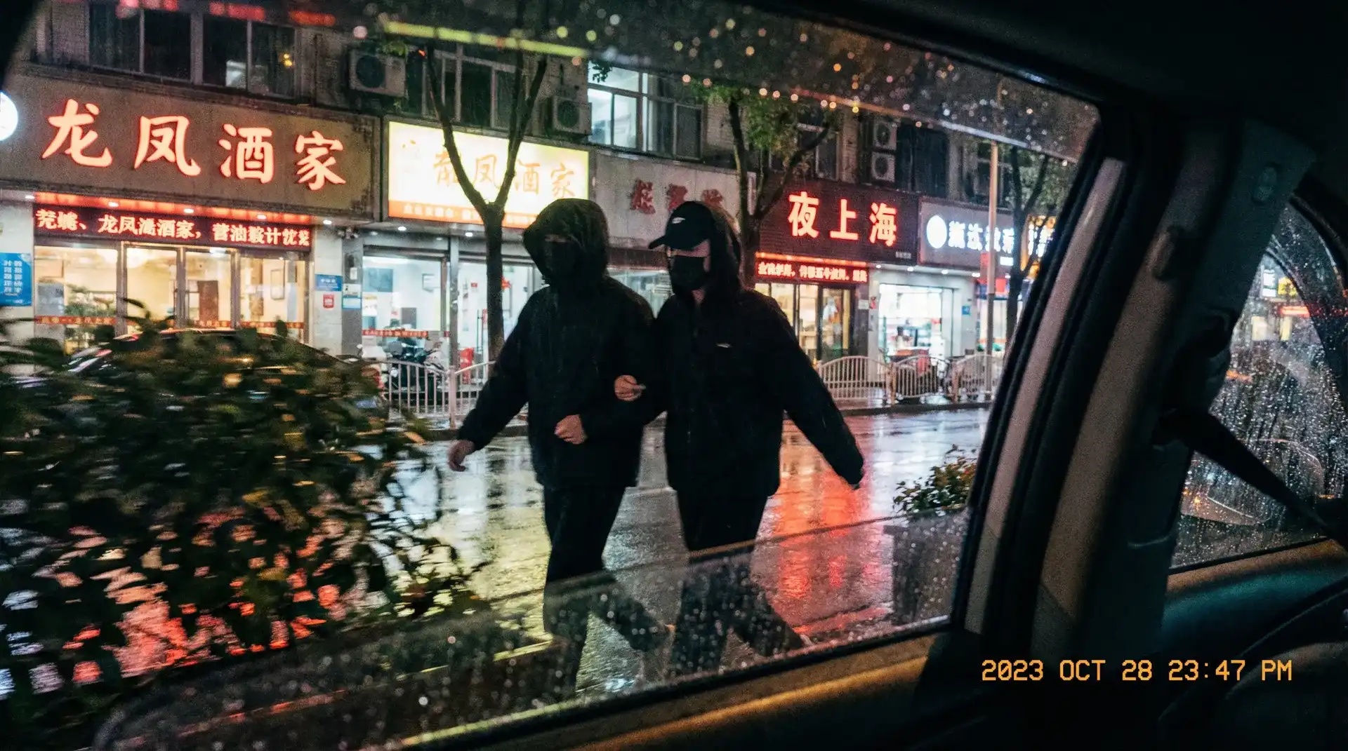 奔驰事件最新消息 - 顶流明星深夜密会现场抓拍照片